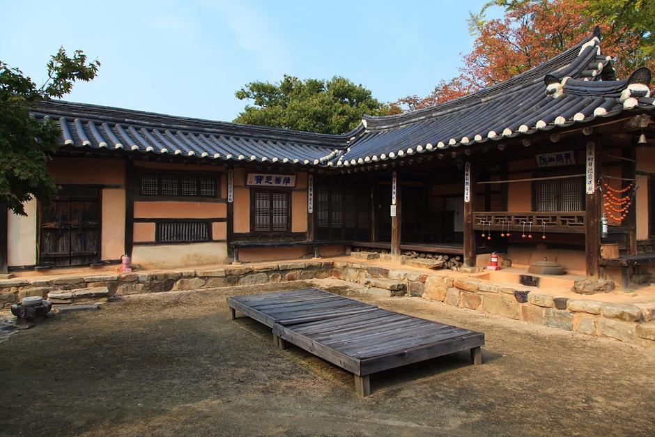 아산 외암마을 — 설화산 화기를 물로 다스린 양반촌