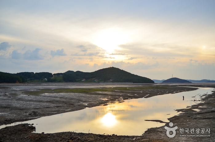서산 용현리 마애여래삼존상 — 가야산 절벽의 백제의 미소