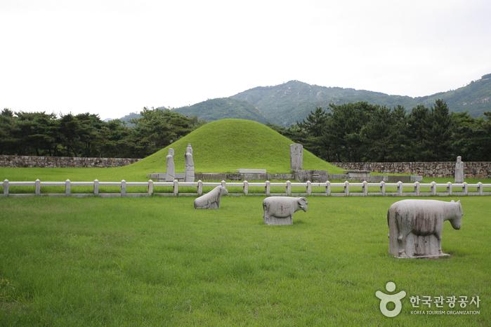 김해 수로왕릉 — 가야 시조 음택