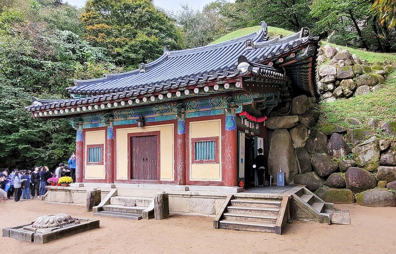 석굴암 — 동해 일출을 바라보는 명당