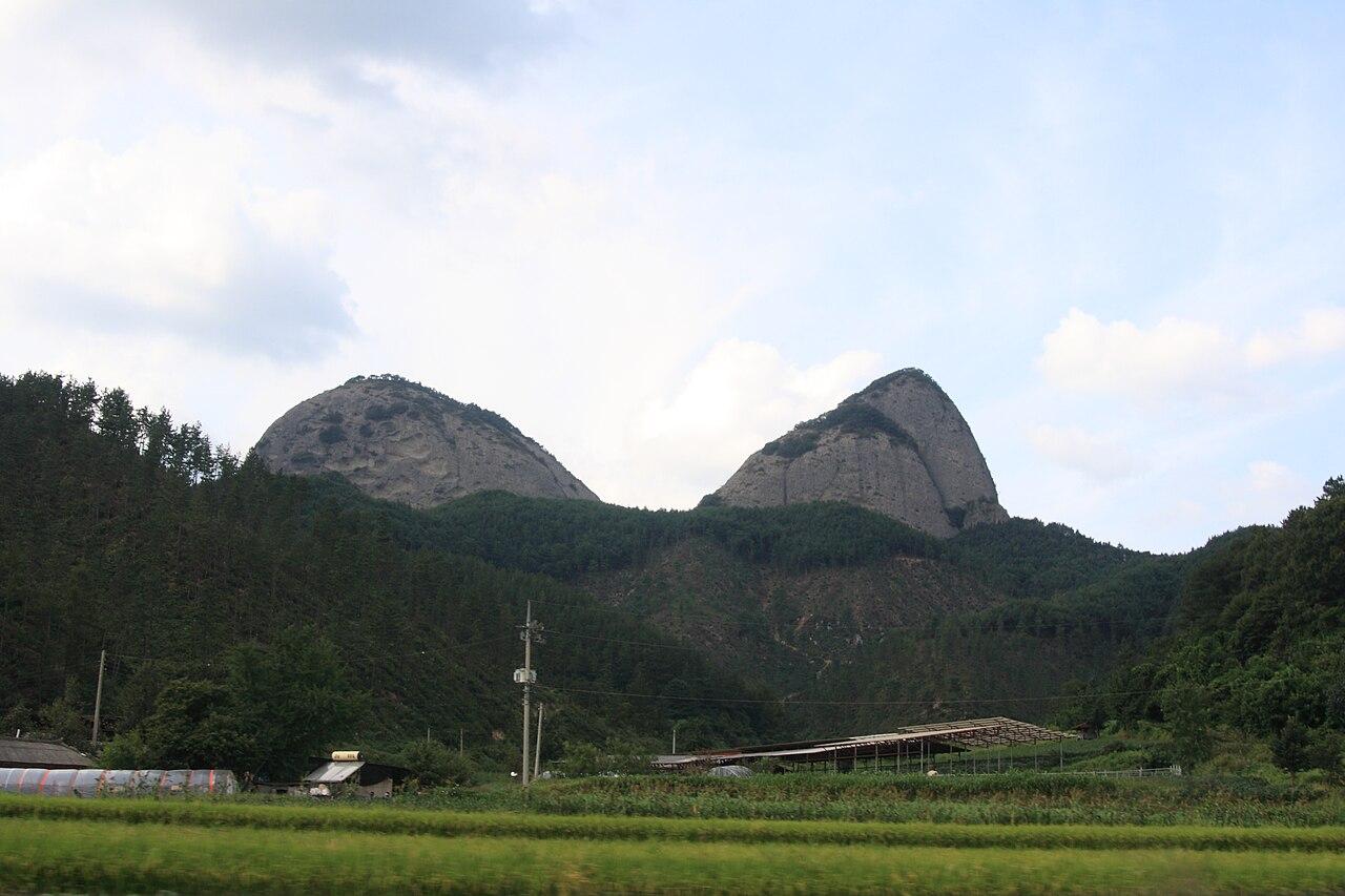 진안 마이산 — 천연 암봉 두 봉우리