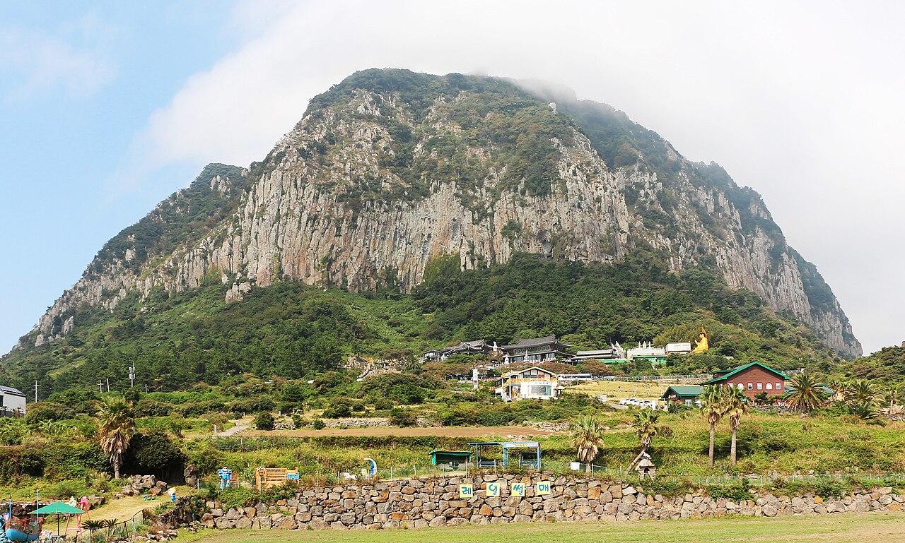 제주 산방산 — 남서 해안 주봉